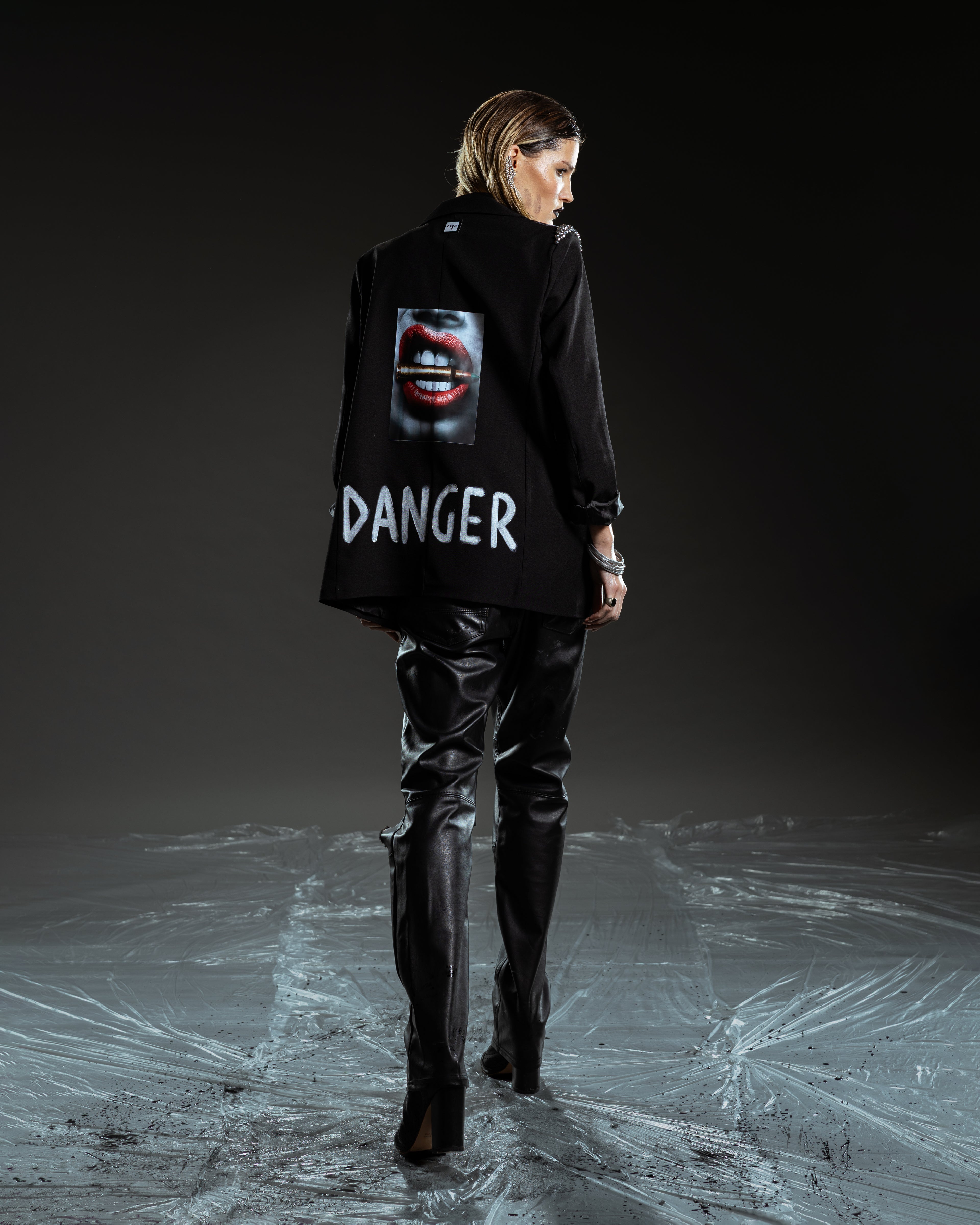 BLACK BLAZER "DANGER"